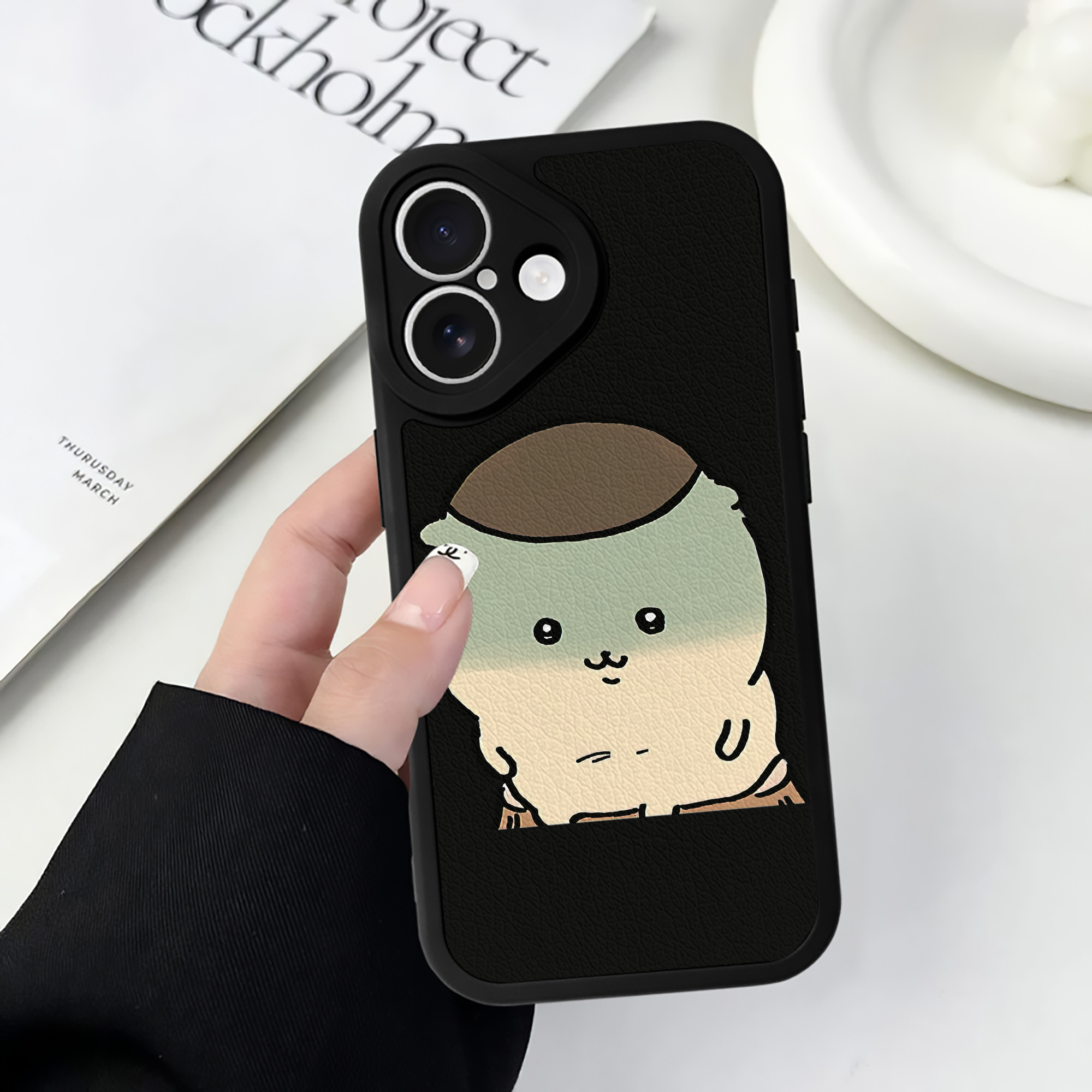 （画像用） ちいかわ くりまんじゅう Chii-kawa kuri manjū 【iPhone 16シリーズ対応】シリコンスマホケース（レザー調） 材質：シリコン